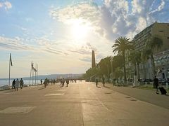 夕刻のニース旧市街は路面に太陽光が反射してとてもきれいだ。
フランスの街って勝手に保守的だと思っていたが、ニースはとても開放的。今までパリとトゥールーズしか訪れたことないが、ニースは町の作りから雰囲気もまったくことなる。
ウォータフロントにはプロムナード・デ・ザングレという、遊歩道が走っている。在留イギリス人たちにより作られたので「イギリス人の散歩道」と言われている。