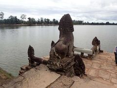 バンテアイ クデイの前にある湖スラスラン

これ以上遺跡をめぐっても疲れるだけ、お腹いっぱいになるなぁと判断　かなり早いですが空港へ　シェムリアップへ戻ってマッサージやスパっていう選択肢もありますね