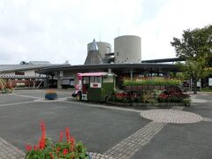 最初に訪れたのは、米子道・溝口インターから数分のところにある巨大なフラワーパーク、「とっとり花回廊」です。

