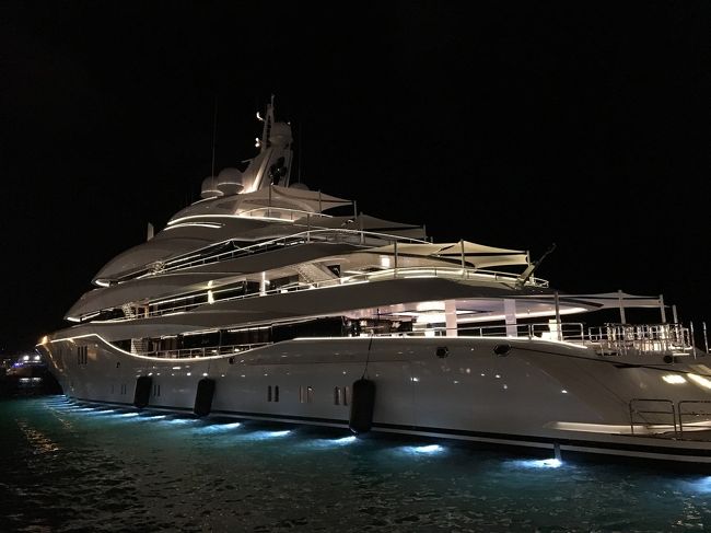 ディナーの後は満腹で港付近を探索。いや〜リッチな人たちのプライベートヨットがいっぱい。サイズ半端ないです！！！ヨットがいっぱい停まってるので見てるだけで楽しいですよ！<br />ナイトマーケットで可愛いアクセいっぱい売ってますのでマーケット巡りもオススメ。財布の紐緩みます。イビザならではのイビセンカファッションのお店も、お土産屋さんも夜遅くまで開いてるそうです。<br />パーティ用のすごい格好した人たちいっぱいいます。