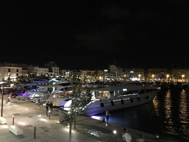 港付近の探索後は、テラスでジェラート食べてアパートホテルに向かいました。