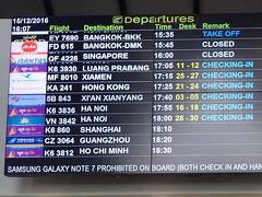 エアアジアとベトナム航空のカウンターは混みまくり　カンボジアアンコールはガラガラ　カウンターのおじさんは日本語で、チェックインしてくれました　直行便が飛んでるわけじゃないのにすごいな