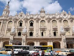 立派なガルシア・ロルカ劇場は、
スペインバロック建築が用いられ１８３８年に建てられたもの。
キューバ国立オペラ団やバレエ団の公演が行われるそう。
