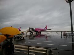 1日目、出発時の大阪は雨。
すっかり秋めいたこの大阪から石垣かぁ…何か想像がつかんが、大阪の最高気温が向こうの最低気温であるらしい。
でももう秋なんだし、気温は高めでもきっと過ごしやすくなってんだろうなーなんて思いながら出発。