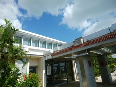 石垣到着。
いやいや思った以上に暑いし、超晴れてるし！
雲は多少かかってるけど、八重山の気候はそんなに優しくないくらい暑い！
とりあえずこんな荷物持ち歩いてる場合じゃないし！
今回も離島桟橋付近なので間違いようがない道を、バスから降りて歩きます。