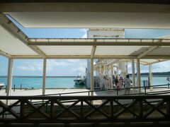 今回の旅は、1日目はフリーで2・3日目がダイビング、4日目は帰るので、予定としての空きは本日のみ。
7月でたいてい色々行きつくしてしまったので、今回は小浜島に行こうと決めていた。
以前、台風直撃で缶詰になった、あの苦い思い出しかない小浜島…。
小浜島でバイクツーリングはきっと楽しかろうて、と思い離島ターミナルへ。