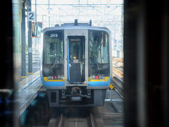 次の宇多津駅で、岡山駅から来た『南風1号』の後ろに連結。
ここから五両編成で高知へと向かう。