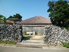 そして島の集落へ。
ちゅらさん好きにはたまらない、こはぐら荘！
やっと来たぜこはぐら荘！
間違って手前のおうちを写真撮って「こはぐら荘だー！」とか喜んでしまってたが、コッチこそがこはぐら荘だ(笑)。