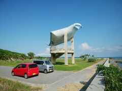 最西には細崎、公園がありまして、でっかいマンタがお出迎え。
そうそう、レンタカーは手前の赤いのでした。
後ろのドアが錆びててローカル感を感じました。
南の島でのレンタカーなんてこーゆーので良いんだよ、こーゆーので。