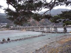 天龍寺を出た後は渡月橋に来ました。来たのは初めてですが、何度か写真で見た景色！雨が降っててほんとに残念！
