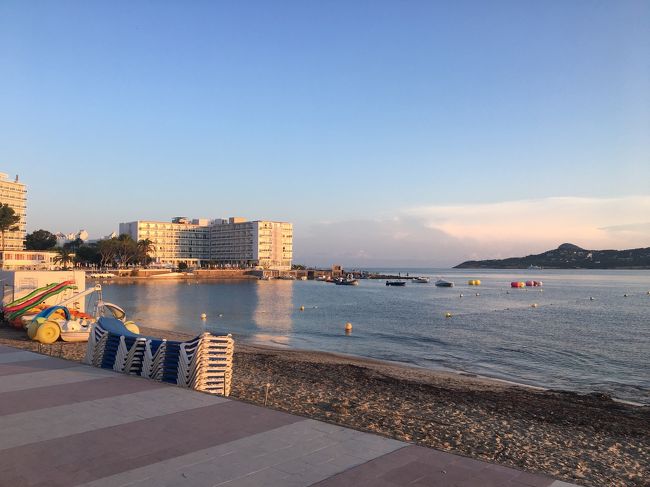 宿泊施設前のビーチ。