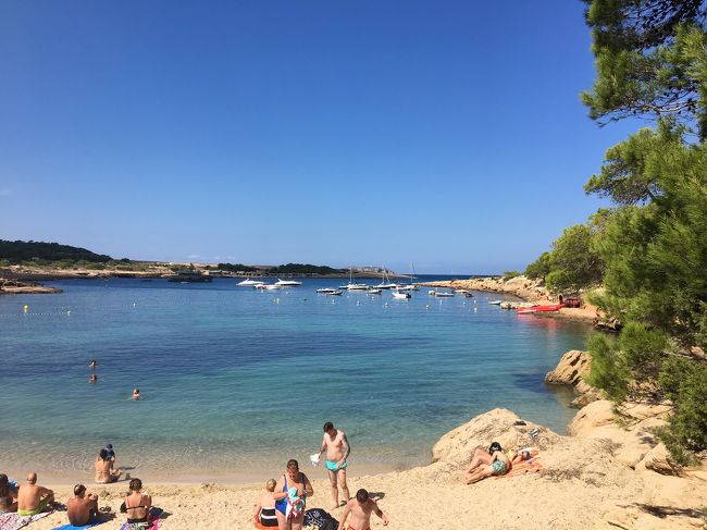 イビザはいいビーチがいっぱいあります！タオル持ち歩いてなかったので海に入りませんでしたが、海水温度は最低でも18度以上はあったと思います！人もそこまでおらず、ゆっくりできるビーチでした。ビーチの位置は下記マップでご確認ください!<br />