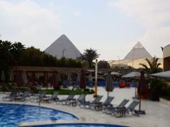 ■□■8月15日（エジプト2、3日目）
□■□ギザ：ル・メリディアン・ピラミッド

ホテルのプールサイドからもキレイに2つのピラミッドが見れます。
