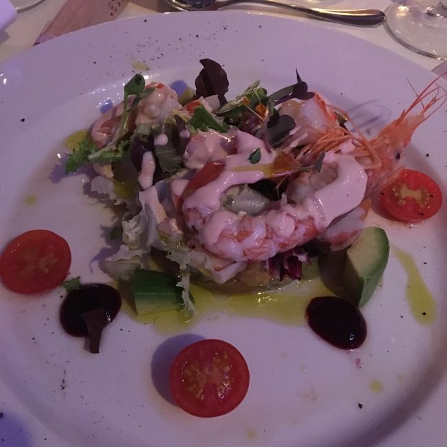 一皿目はシーフードとフルーツのサラダ。