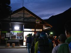 この時期の土日は始発は6:05発ですが、去年の教訓を生かし5時頃にバス乗り場に行ったら、やはりすごい人。
今週末は好天予報だし、予想通り。