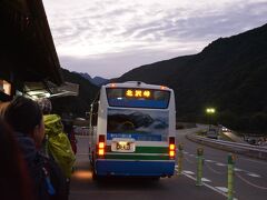 今日は登山客が多かったせいか、5時過ぎからバスが動き出し、自分らは5:30ぐらいには乗れました。

補助席でしたが、こちらは立ち乗車は無いようでした。