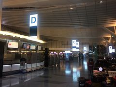早朝の羽田空港です。
今回はタクシーで来ました。

くはぁ～(_ _).｡o○
早起きしたのでウトウトしていた眠気が
空港に着いたら一気に飛びました。
ワクワクスイッチONです！