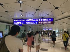 予定時間の通り10:00頃香港空港に到着しました。

香港では入国せずこのままマカオまで行くので
「E2」エリアにあるフェリーターミナルまで向かいます。