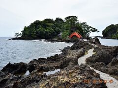 続いて赤い橋がつなぐ伝説の矢島・経島（https://www.visitsado.com/spot/detail0152/）へ…

入江に浮かぶ二つの島です。
矢島は矢竹の産地で、源頼政がヌエ退治に使った矢が矢島産だったそうです。
経島は日蓮の放免状を携えた高弟の日朗が嵐にあい漂着し、読経して一夜を明かしたことから命名されたそうです。

