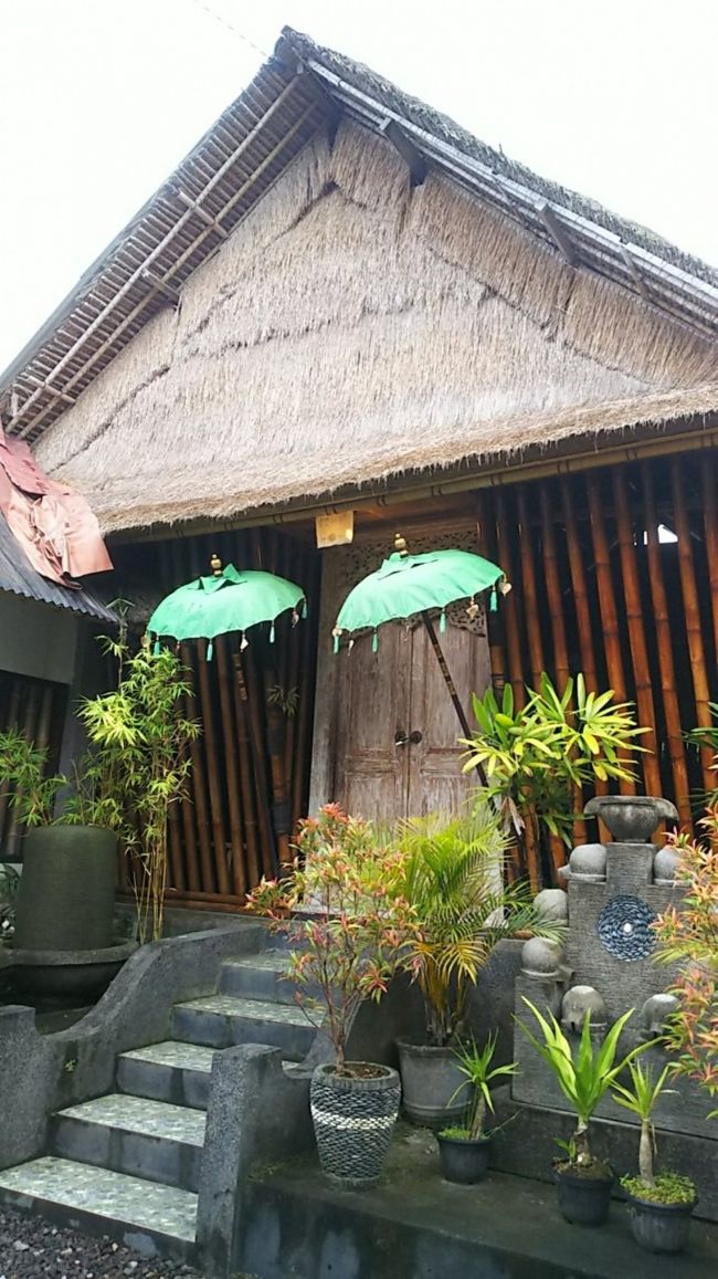 通りから奥まった場所など、ちょっと入って行って「なにがあるのかな～？」なぁんてぷらぷら歩きます。<br />ここはスパだったかな。