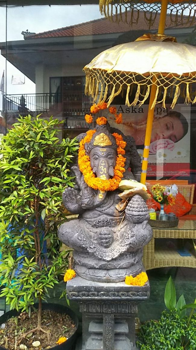 お供えは毎日かかさず、なんですよね。信仰が根付いているんですね。