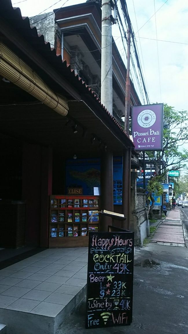 まだお掃除中のカフェを「あーココいいなぁ～田んぼビューだぁ…」と見ていたら、お姉さんがモップかけながら「Breakfast？」と聞いて来ました。<br />「いや、ちょっと何か飲みたいだけ」と答えたらにこやかに「どうぞ～」と入れてくれましたよ♪<br /><br />「Pissari bali Cafe」