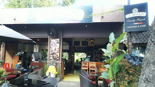 さて、起きたばかりの娘をホテルに迎えに行き、朝食へGO<br /><br />今日は宿泊に付いてるホテル朝食を捨て、ここで朝ごはんを食べることにしていました。<br />「Le Moulin」ガレット専門店で、フランス人兄弟がオーナーだとか。<br /><br />お腹も空いていたし、歩くのが面倒だったのでタクシーで行こうかと。コマネカからだとぐるっと遠回りしなきゃならないけど、まだ朝で通りも空いてるのでココはお金で時間を買おうと。<br />一応、ホテルのスタッフに「Le Moulinの辺りまでタクシーで行ったら大体いくら？」と聞いてみたら「う～ん…50000ルピアくらいかなぁ」との返答。<br />それを踏まえて、ホテル前の路上にたむろしてたタクシー運ちゃんに交渉がんばった（いや、それほど頑張ってはいない笑）けど80000ルピアにしかなりませんでした～。<br /><br />旅行前のクチコミで、タクシーの声掛けがうるさいとかしつこいとか見かけたけど…私はそんなに煩わしく感じなかったです。<br />声かけて来ても「乗らないよ～」って言えばそれ以上言って来なかったし。わりといい子ちゃんたちだった印象（笑）<br />結局この後も何回か、路上客待ちタクシーのお世話になりましたしね。<br /><br /><br />