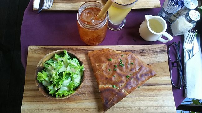 バリニーズスペシャル…的なガレットにしたら、思ったよりけっこう辛かった(^_^;)<br />でもすごーく美味しかったです♪外はカリカリ、中はチーズがとろ～り<br />普段の私だったら、辛さで残しちゃったかも。でもガレット自体がホントに美味しかったので、残したくなくて完食しました！