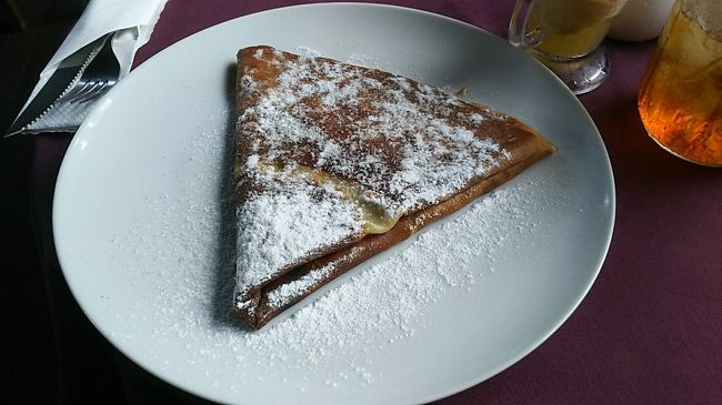 お食事ガレットが辛くて舌がピリピリしてたので<br />お口直しに甘いガレットも(^O^)娘とシェアしました～これも美味しかった！