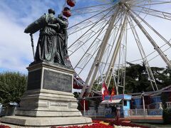 １２時少し前、シャモニー・モンブランからバスで到着。国家記念碑前で降りて、２時間ほどの自由時間です。