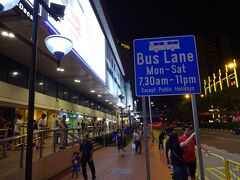 さてホテルは
Bus Laneの看板から見えました