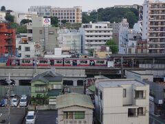 6：10、ホテルの窓から京急黄金町駅が見えます。

6：30からの朝食を食べて7：30出発です。