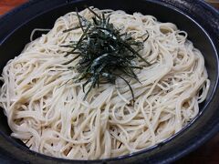 こちらの名物そばの「ざるそば」をいただきます。
細い蕎麦ですがコシがあります。