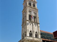門を抜けるとすぐ聖ロブロ大聖堂。

建築は１３世紀から始まり１７世紀までかかって完成した。
と言うことで鐘楼の1階はゴシック、2階はベネチアンゴシック、3階はロマネスク様式と色々な様式が混在した建物です。