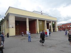 モスクワ大学駅からほど近いスボルチーブナヤ駅です。この駅の近くに世界遺産であるノボテビッチ女子修道院があります。駅から徒歩で１０分程の距離です。