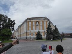 ロシア連邦大統領府(Senate Palace)でプーチンの執務室もこの中にあります。警戒が厳重で観光客は一定の距離以上には近づけません。遠くから眺めるだけとなります。