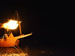 19:30花火の合図で鵜飼開始～。
左手の方から
最初、遠くに見えた小さな篝火の光が、
すこしずつ大きくなって･･･
きたー！鵜舟が目の前に現れます。