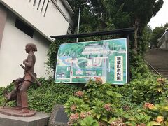 駅から周遊バス（１日フリー券500円）に乗って、まずは飯盛山にやってきました。中学の修学旅行以来！