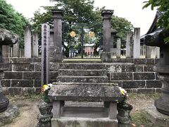 飯盛山下から再び周遊バスに乗り、旧滝沢本陣、会津武家屋敷、御薬園をスキップ（いずれも以前行っているので）し、七日町の阿弥陀寺へやって来ました。ここには東軍墓地があり、会津藩側で戦った人々が埋葬されています。