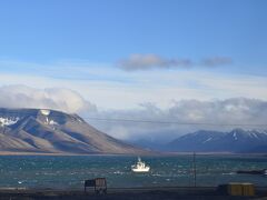 しかし，9月で気温は0度近くそろそろ雪も降り始めるという一番雪が少ない時期。思ったよりも，島は黒々。

そして，ここからはツアーになり（とはいってもツアコンがいるわけではありませんが）空港からバスに乗ってホテルに移動です。