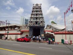 道を渡って全貌を撮影