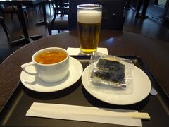 羽田行は残念でしたが、那覇でいつも空席のある千歳便をＦで予約できました
羽田で今日初めての食事を頂きます
ボルシチ、サケのおにぎりとハートランドビール
食べてると、焼きたてパンが出来上がりましたと聞こえます
カレーパン頂くのを忘れたさ～
デジカメも忘れて搭乗口に並んださ～