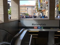 マリエンプラッツ駅からミュンヘン中央駅へ向かいます。
降りた場所にあるチケットカウンターでバイエルンチケット※を買おうとしましたが、「ここでは売っていないのでミュンヘン中央駅で買ってください」と言われたので、まずは中央駅への切符を買い刻印してから乗りました。１．４ユーロ。
※バイエルンチケットとはバイエルン州内の電車が一日乗り放題になるチケットです。

ちなみに昨日はミュンヘンの一日券を購入しました。６．６ユーロ。
実際はＵバーン１往復しかしなかったので１回ずつ購入したほうが良かったです（泣）。