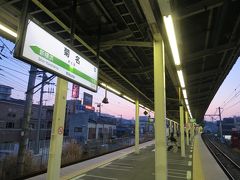 菊名駅で東急東横線からJR横浜線へ乗換えます。

電車が到着するまで15分ほどあります。

■横浜線
京浜東北線・東神奈川駅を起点とし、中央本線・八王子駅を結ぶ路線です。［営業キロ42.6km・20駅］