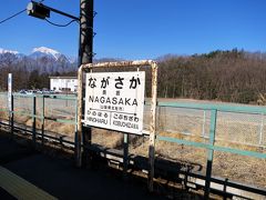 8:54　長坂駅に着きました。（八王子駅から2時間21分）

遠くには、甲斐駒ケ岳が見えます。（画像左）