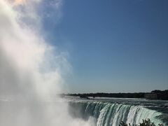 こちらはカナダ滝、立ち上る水しぶきが太陽を遮っています