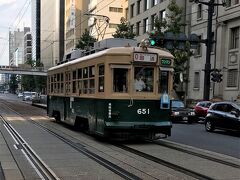 袋町電停で被爆電車651番車両と遭遇しました。隣の中電前バス停付近で被爆し、一人の乗客を除いた80名の乗員乗客が死亡し、車両は脱線して反転した状態で半焼しました。初めてであったのが旧日本銀行広島支店前出会ったことに何か因果めいたものを感じます…。