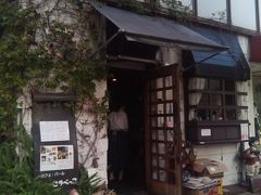 ７am.
またしても、夜勤あけで一睡もせず、三宮へ。せっかく大好きな神戸に早く来たのでモーニングやってる評判の良いお店をグーグルマップでチェック。

そこで選んだのはここ！！

三宮駅から徒歩約１０分って事だったけど、私の短足では１５分程かな。坂の街だけあって軽く上りやし、歩道橋の洗礼もあって・・・＾＾；

そんな疲れもこの外観だけで早くも癒される＾＾この昔ながらの純喫茶な感じ！！最高♪