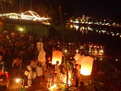 ピン川灯篭流し　ロイクラトン(Loi Krathong)

橋の上から下を見ると、コムローイの打ち上げをしてる人、ロイクラトンを川に流してる人が見えます