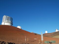 マウナケアの山頂付近に移動しました。

各国の天文台がズラリと並んでいます。